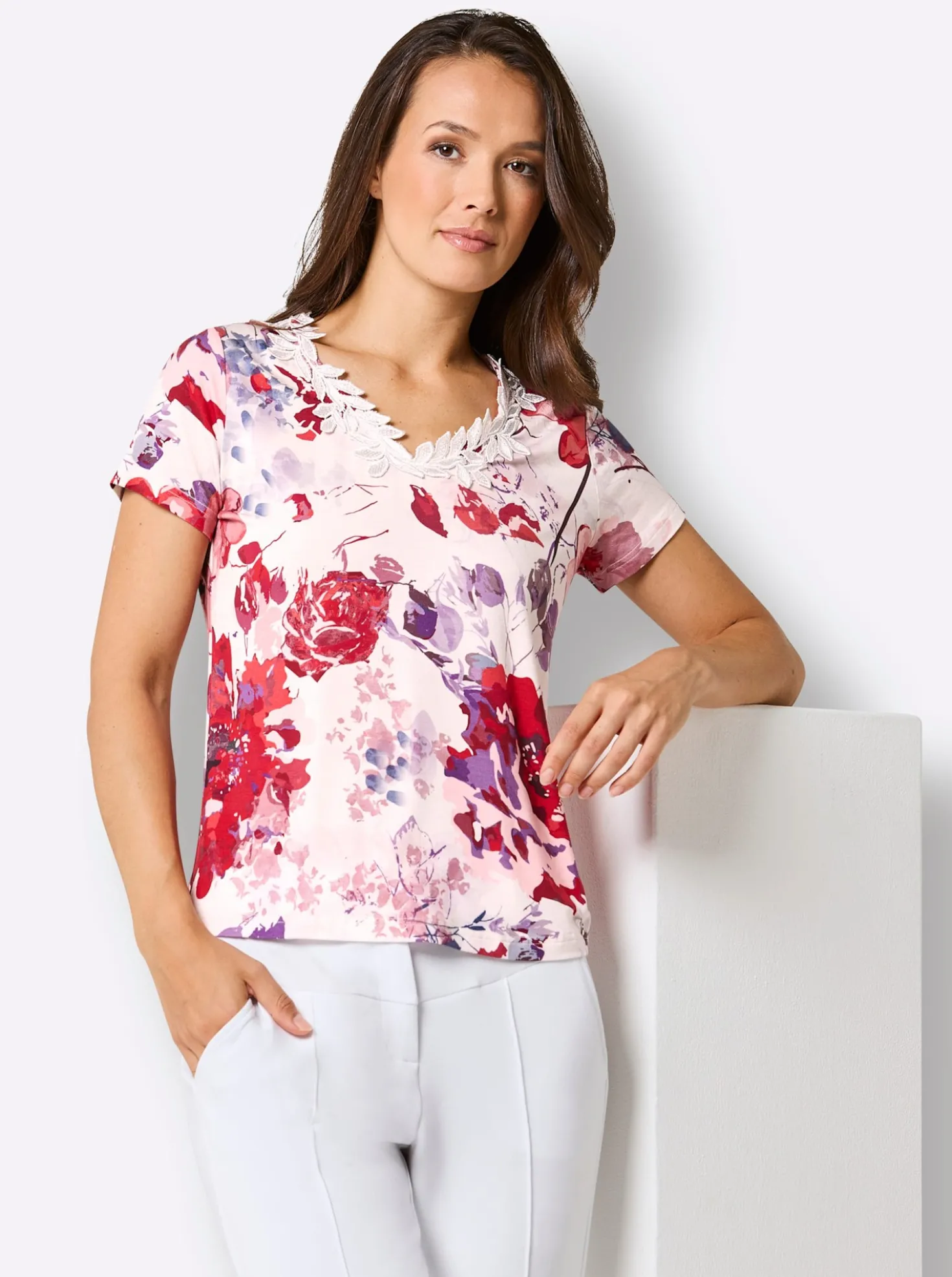 V-Shirt mit Spitzenband am Ausschnitt