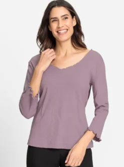 V-Shirt mit Wellensaum an Ausschnitt und Ärmel
