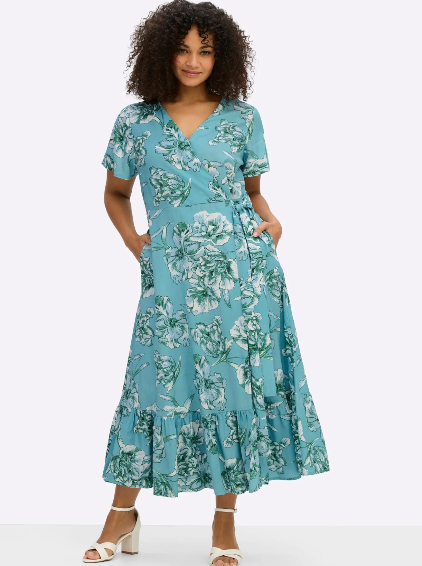 Wickelkleid mit Volant am Saum