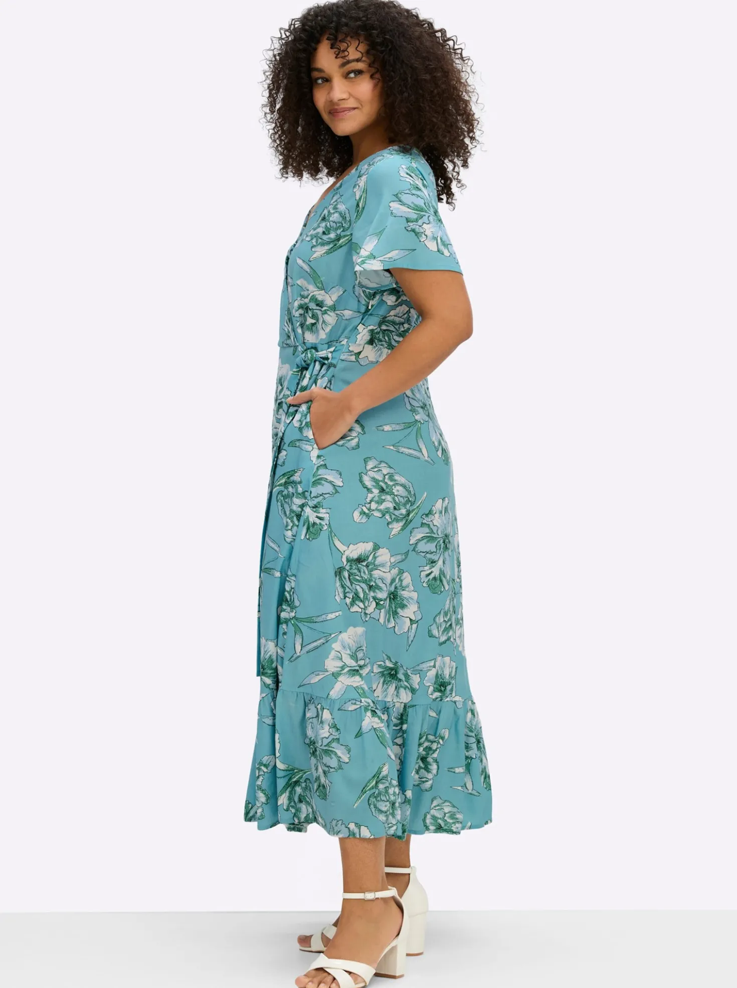 Wickelkleid mit Volant am Saum
