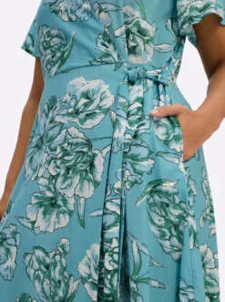 Wickelkleid mit Volant am Saum